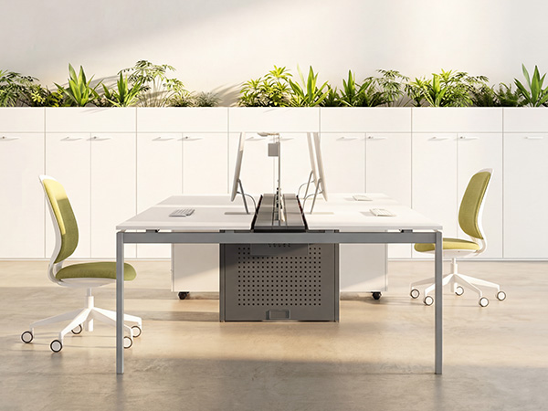 Spazio di hot-desking con elettrificazione condivisa e prese facilmente accessibili