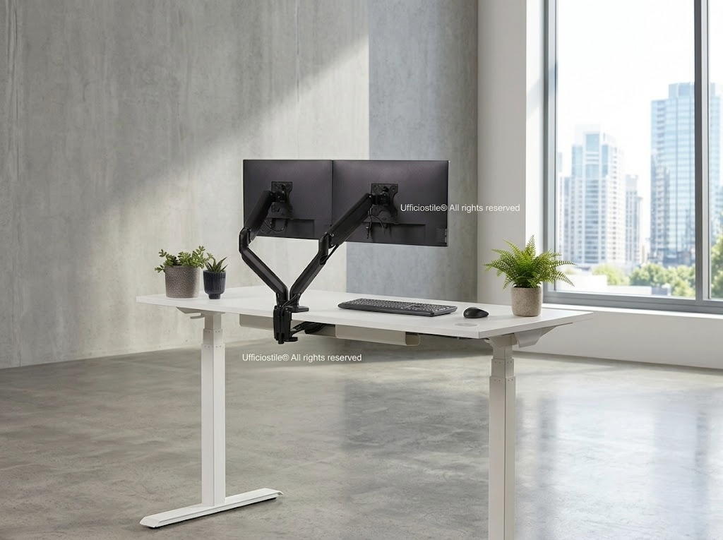 Braccio monitor regolabile per allineamento visivo in postazione ergonomica