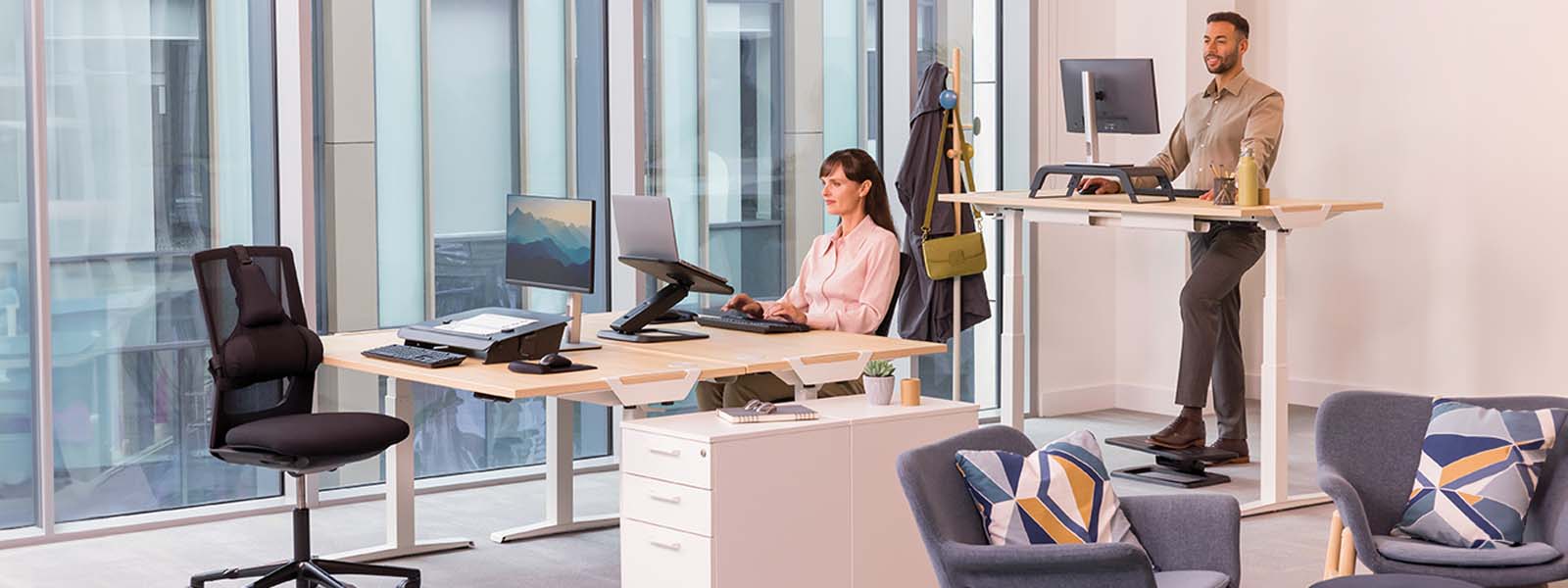 Scrivania con poggiapiedi ergonomico e sedia certificata