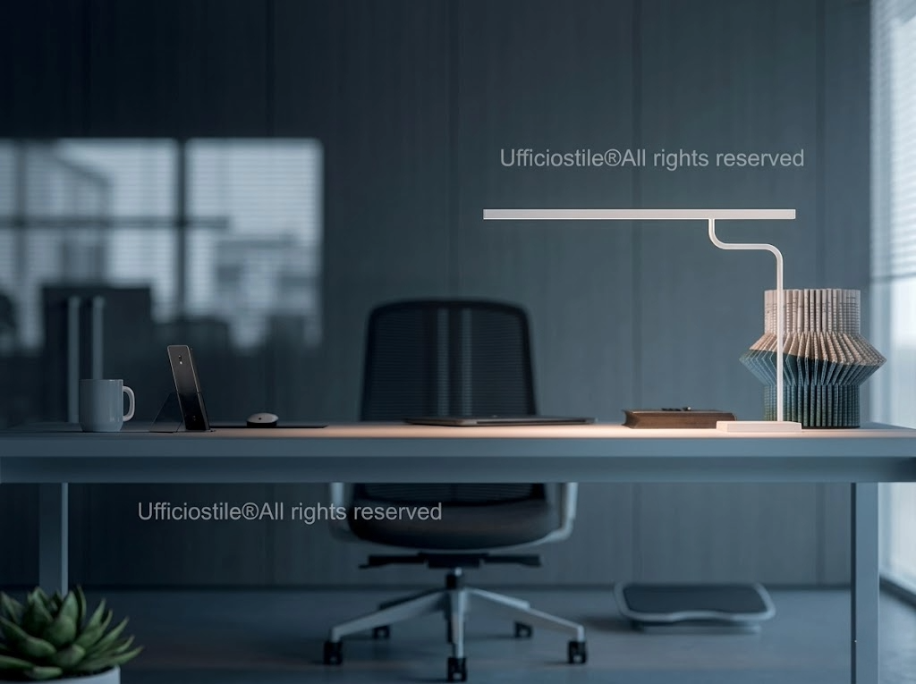 Lampada task LED orientabile su piano di lavoro ergonomico