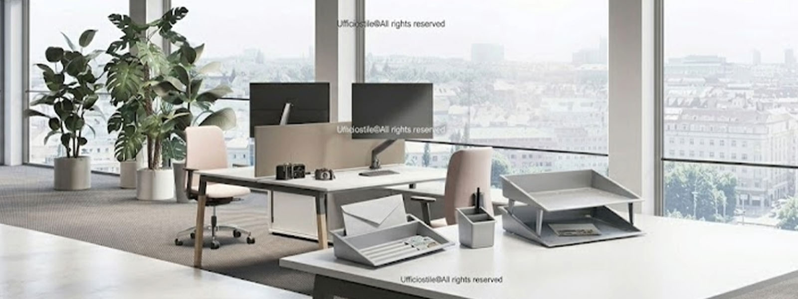 Area di lavoro con lampada da task orientabile e piano ordinato