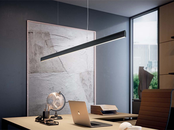 Illuminazione LED regolabile sopra postazioni operative e aree meeting
