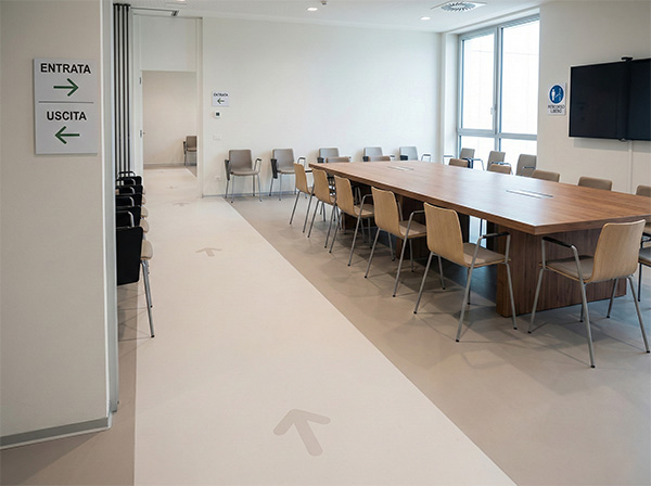 Configurazioni tipiche di elettrificazione per tavoli riunione modulari