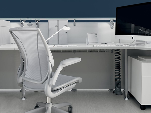 Postazione front office con moduli power, passacavi e piano ordinato