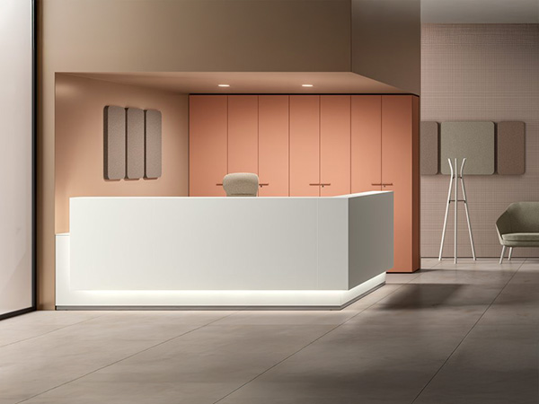 Dettaglio materiali e colori di postazione front office che trasmettono fiducia