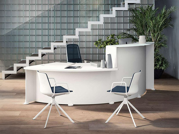 Operatore al front office su postazione ergonomica regolabile in altezza