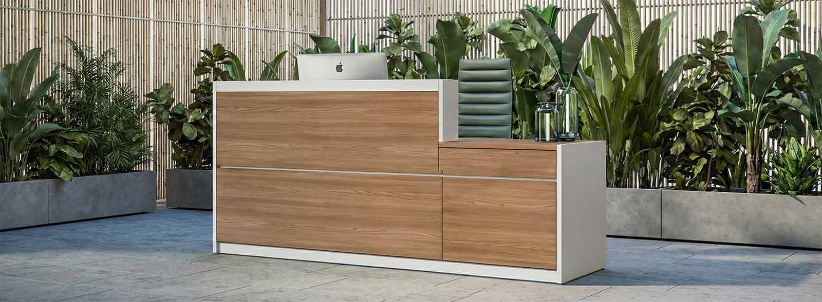 Dettaglio postazione front office con cablaggio integrato e piani ordinati