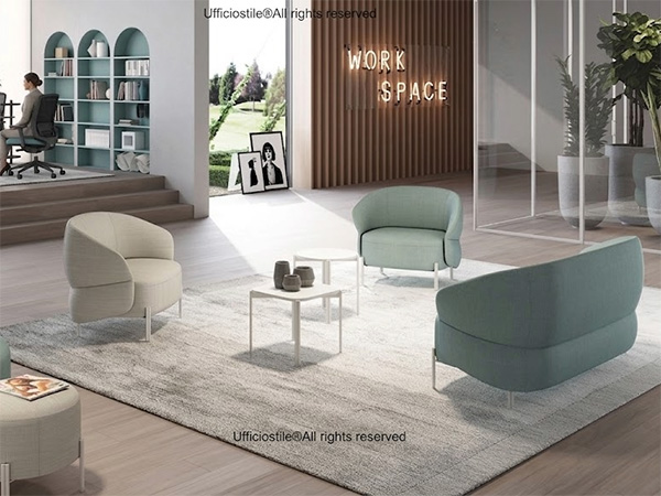 Sedute ergonomiche con schienale in mesh e regolazioni complete in area coworking d’hotel