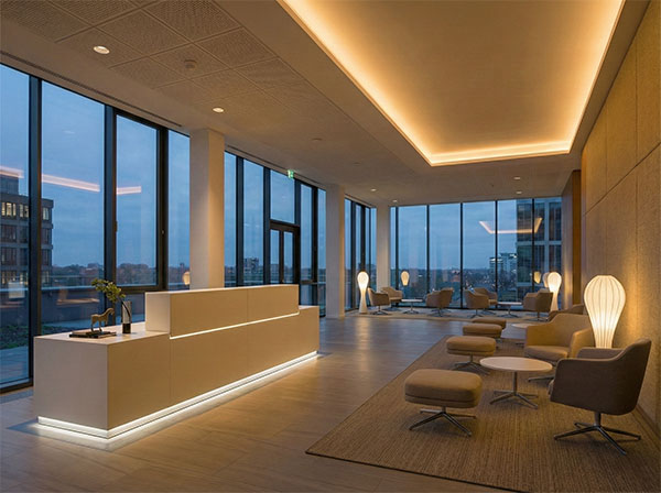 Dettaglio tecnico di strip LED integrate in bancone reception e controsoffitto