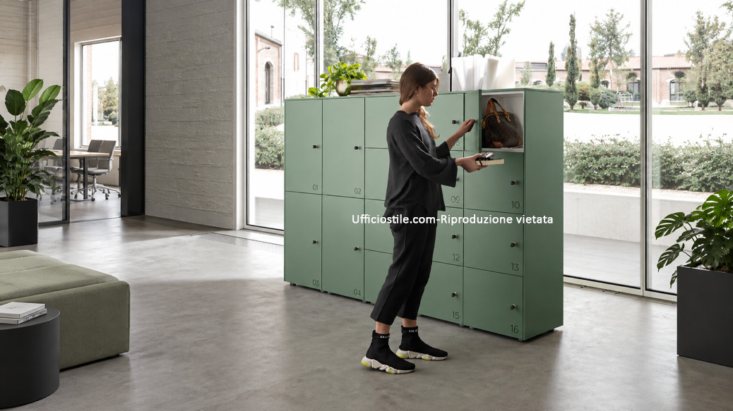 Lockers modulari per ufficio ibrido con vani personali per zaini laptop e documenti