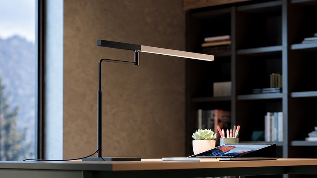 Ufficio direzionale con illuminazione progettata per comfort visivo e monitor