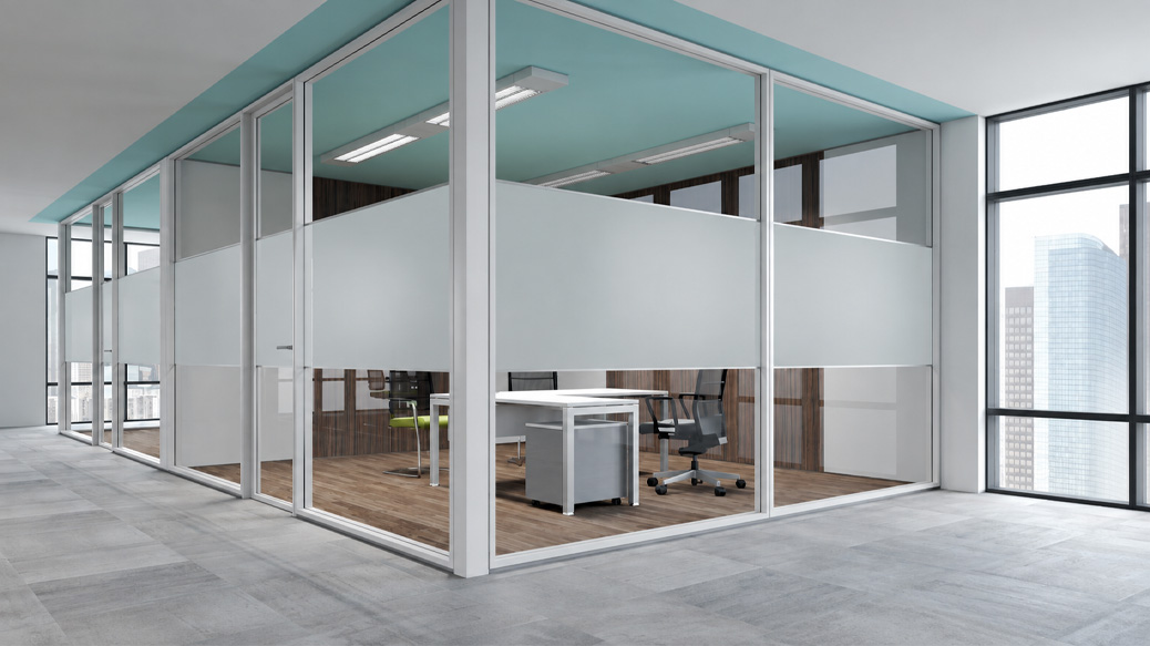 Parete vetrata direzionale con fascia privacy e luce naturale