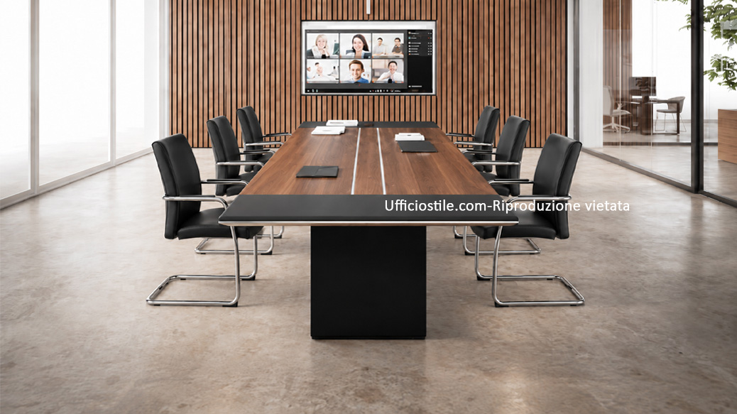 Sala riunioni direzionale con monitor videoconferenza e tecnologia integrata