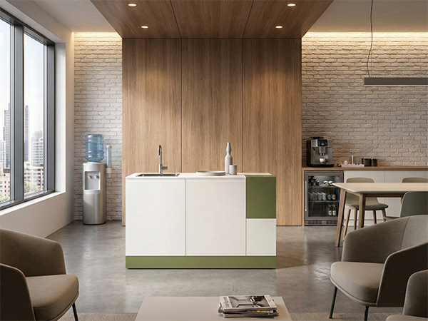 Kitchenette con frontali personalizzati e finiture coordinate all’arredo dell’ufficio