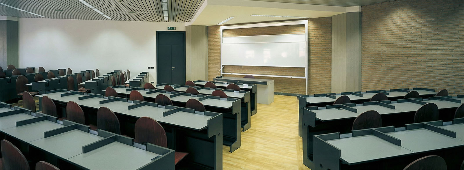 Lavagna magnetica e whiteboard digitale in sala riunioni