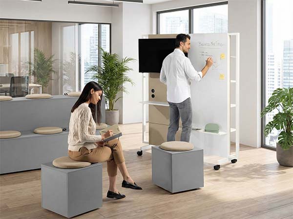 Lavagna interattiva 4K multitouch usata in formazione aziendale