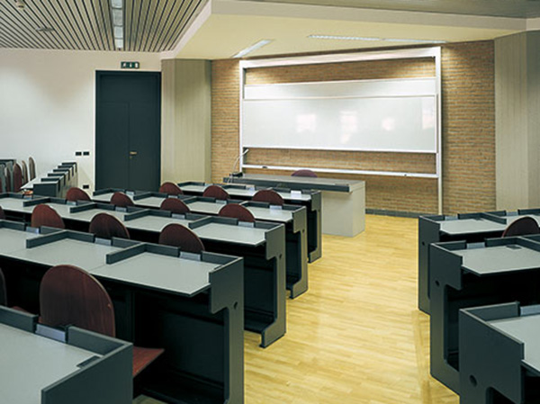Configurazioni tipiche con podio, lavagne e accessori in sala conferenze