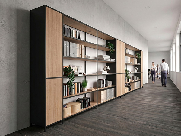 Dettaglio materiali tecnici e sistemi anti-ribaltamento per librerie a giorno