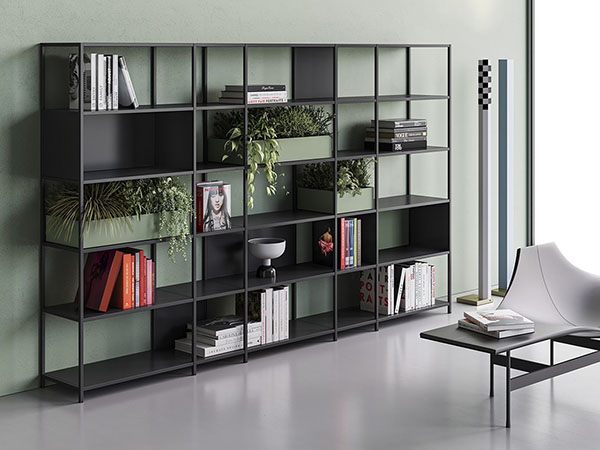 Dettaglio tecnico di libreria modulare con ripiani regolabili e struttura in melaminico