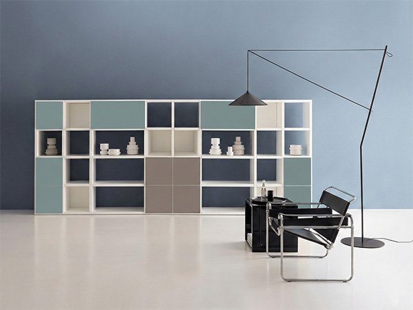 Libreria modulare bifacciale utilizzata come divisorio in open space