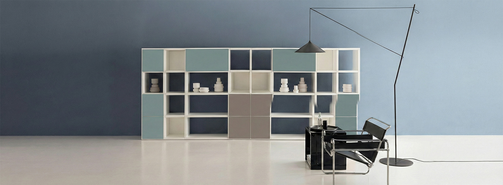 Libreria modulare bifacciale usata come divisorio in open space