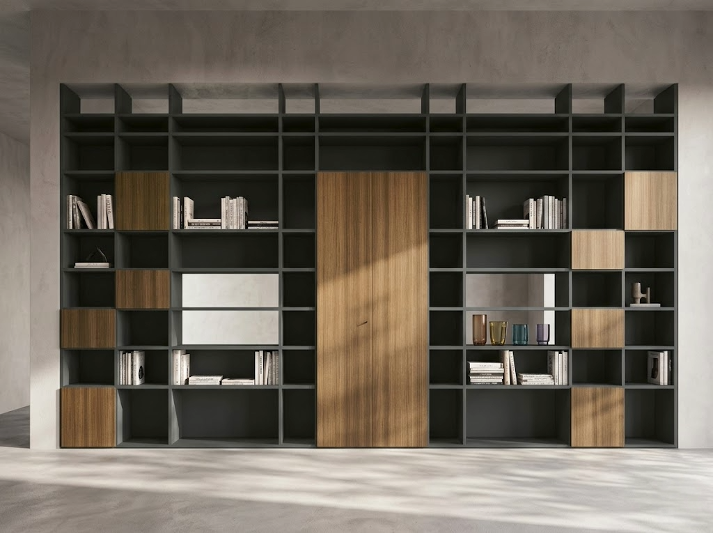 Boiserie e pareti contenitive integrate all'arredo direzionale