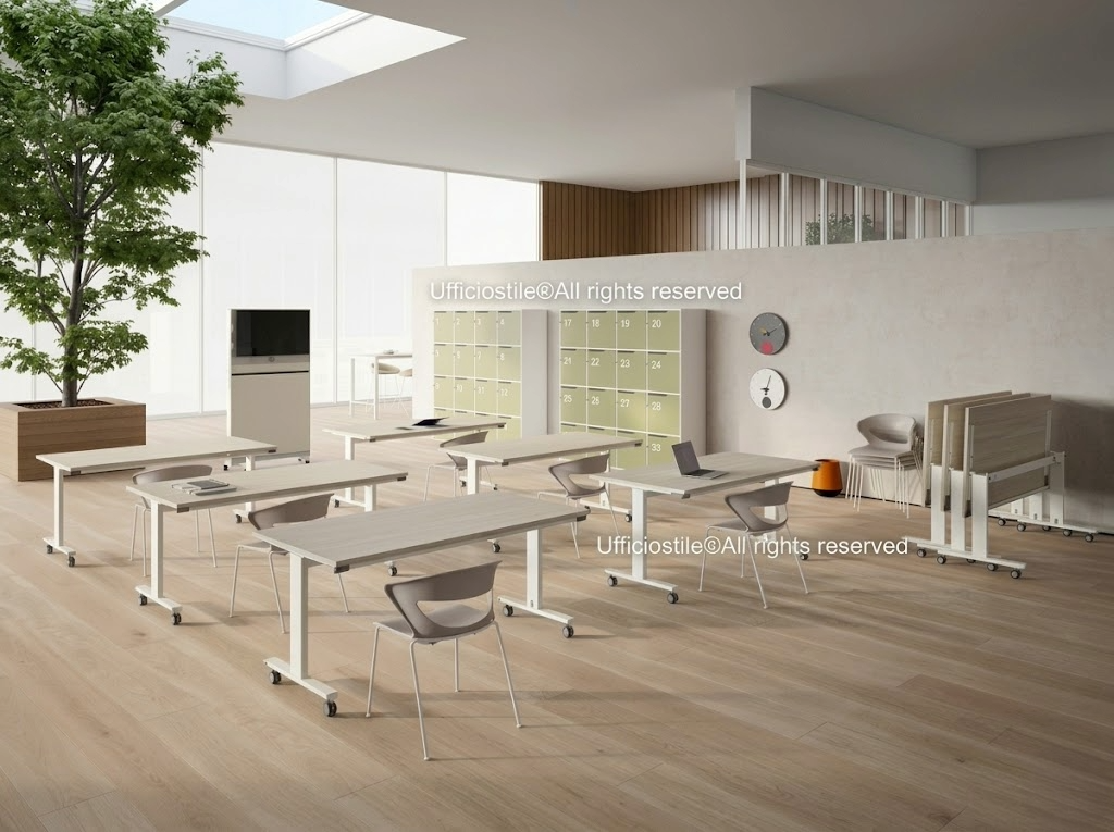 Dettaglio tavoli modulari formazione con cablaggio integrato e sedute conferenza impilabili