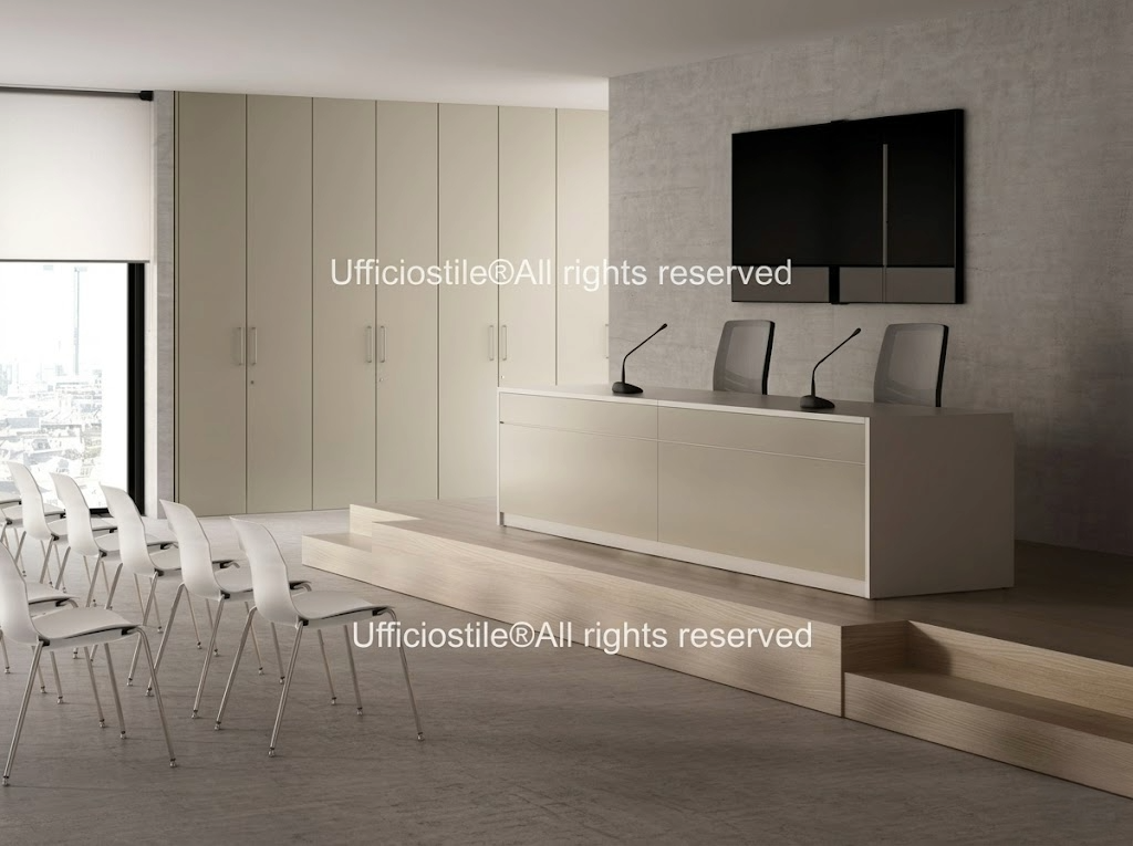 Tavoli modulari per formazione con passacavi e power box integrati