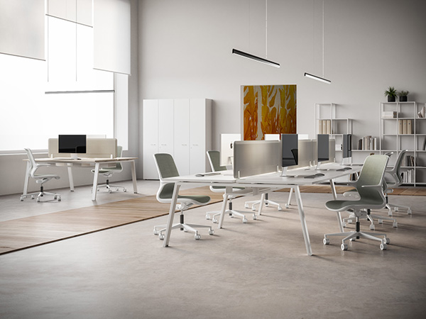 Dettaglio ergonomico di scrivania regolabile con supporti monitor
