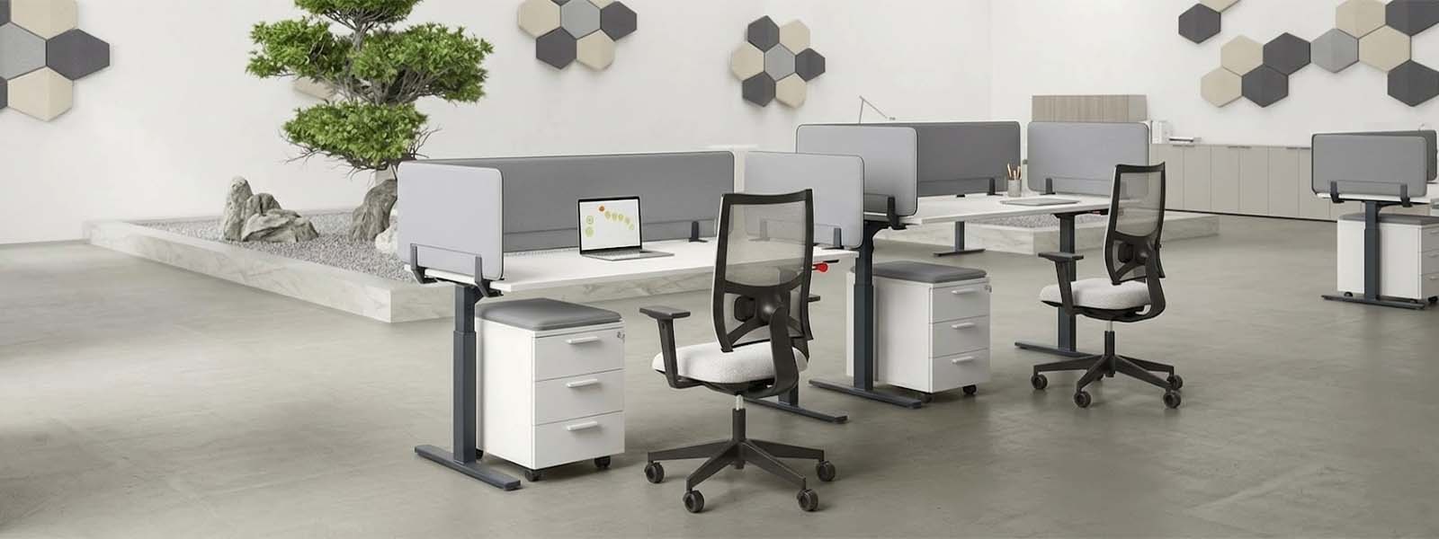Postazione sit stand regolabile elettricamente in ufficio