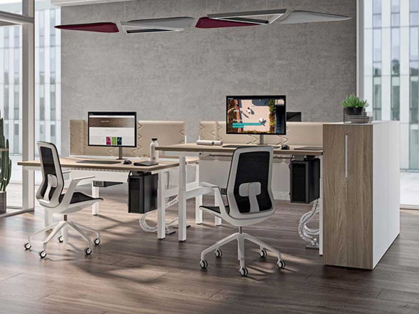 Dettaglio struttura sit stand con colonne elettriche e piano tecnico rigido