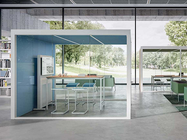 Varie dimensioni di pod room-in-room disposte in un open space