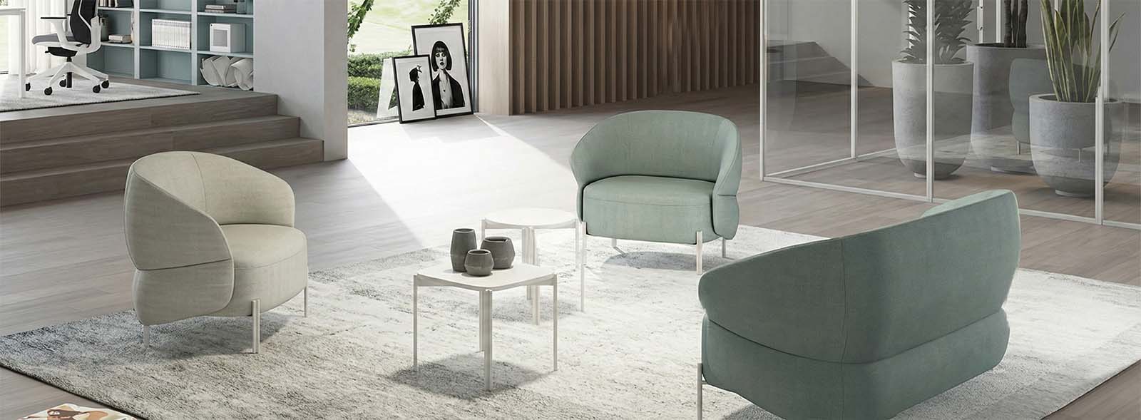 Area attesa con poltrone lounge e tavolino basso