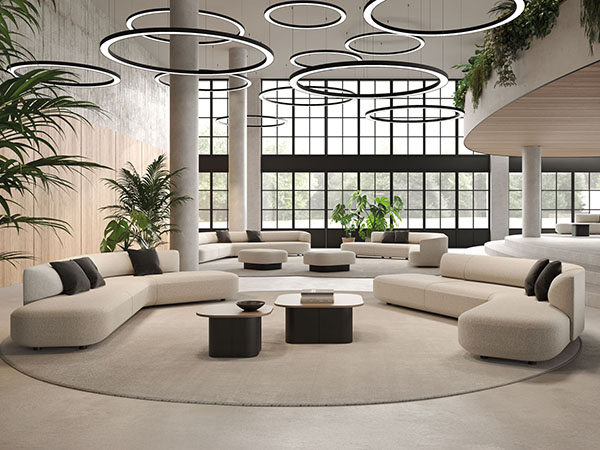 Dettaglio tecnico di seduta lounge con imbottitura e rivestimento ignifugo