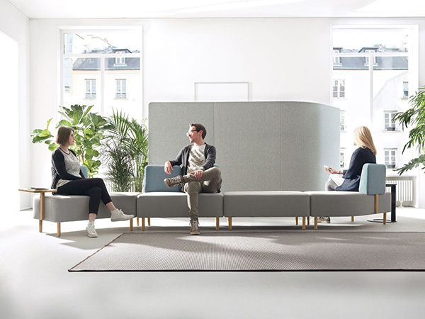 Sedute lounge coordinate allo stile del brand in area attesa