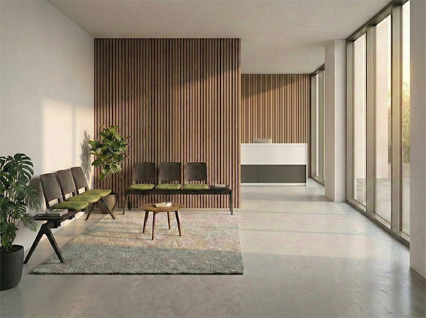 Dettaglio ergonomico di poltrona lounge con schienale inclinato