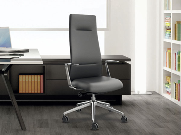 Poltrona direzionale in pelle con base in alluminio lucidato