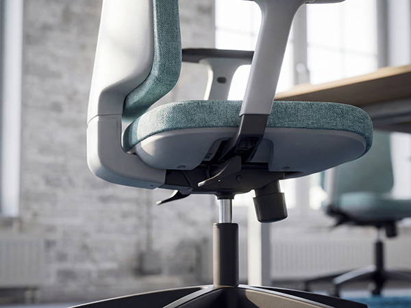 Dettaglio di meccanismo sincronizzato e leve di regolazione sotto la seduta ergonomica