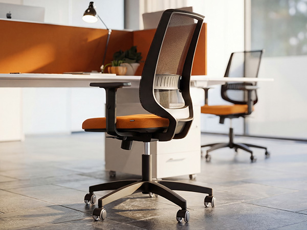Schienale in rete con supporto lombare regolabile su sedia ergonomica