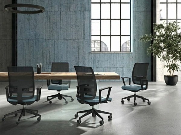 Postazione hot desking con regolazioni rapide e utenti diversi