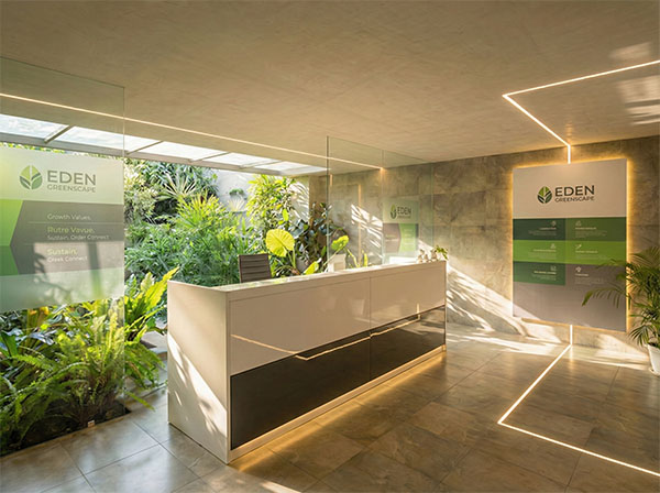 Reception con segnaletica integrata che rafforza la memoria del brand