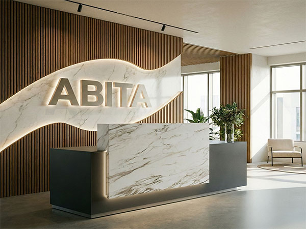 Logo aziendale tridimensionale integrato nella parete della reception