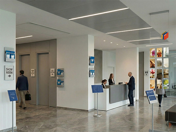 Pannelli direzionali e totem che guidano i visitatori all’interno dell’azienda