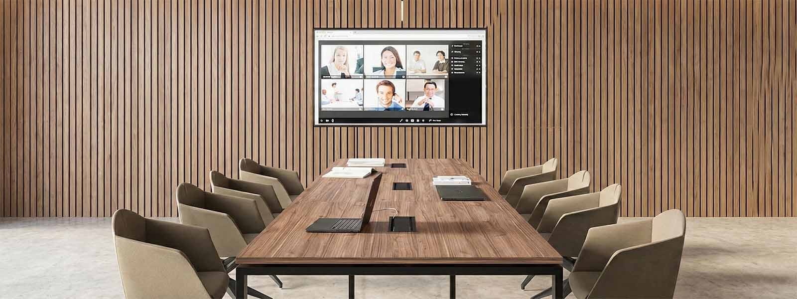 Sala riunioni con sistema audio-video integrato e display 4K