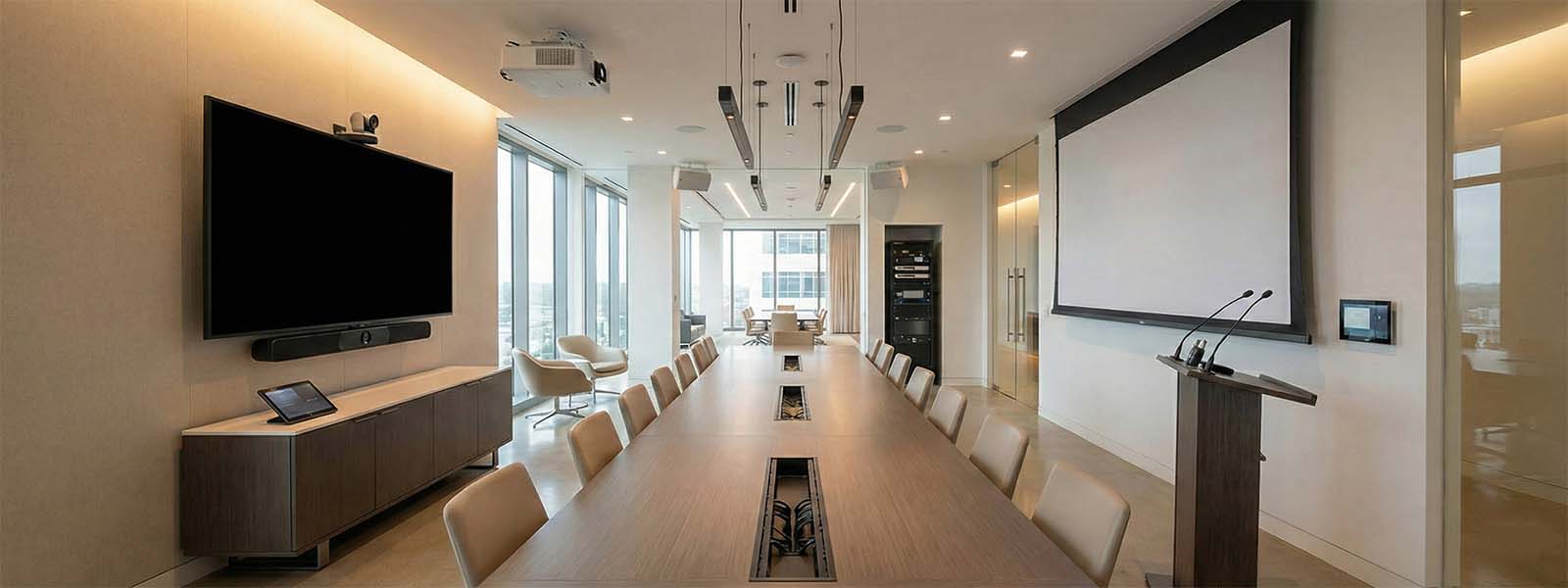 Postazione di controllo AV con touch panel e videowall
