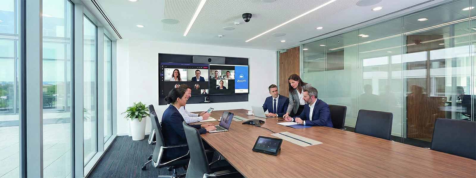 Postazione di controllo AV con touch panel e videowall