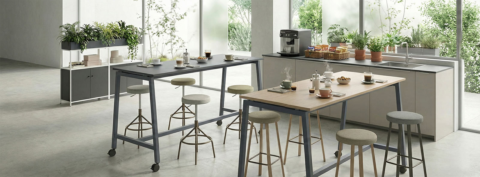Tavoli alti modulari con prese integrate in area coworking