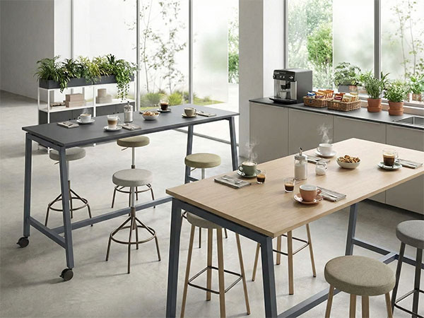 Tavolo snack realizzato con materiali certificati FSC in area mensa aziendale