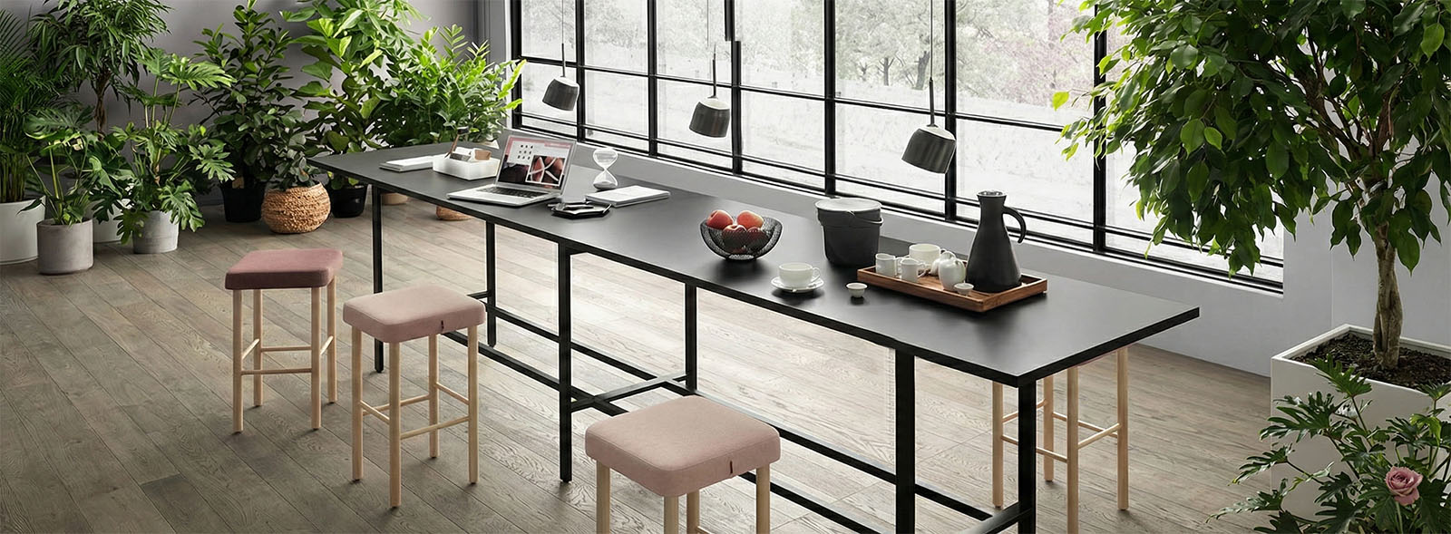 Tavoli alti modulari con prese integrate in area coworking