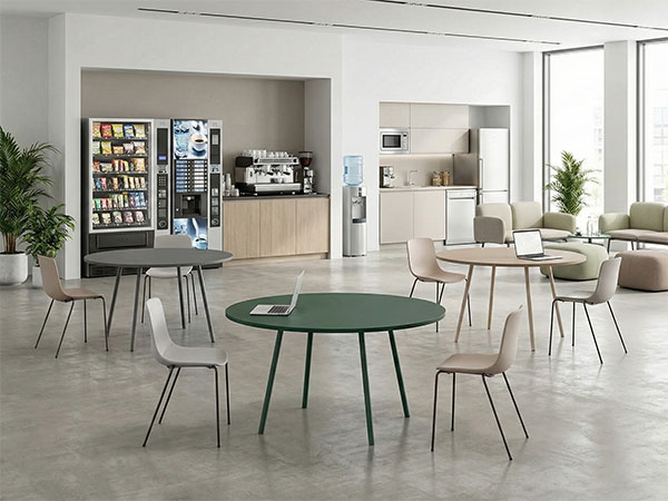 Configurazioni tipiche di tavoli snack in mensa e area break